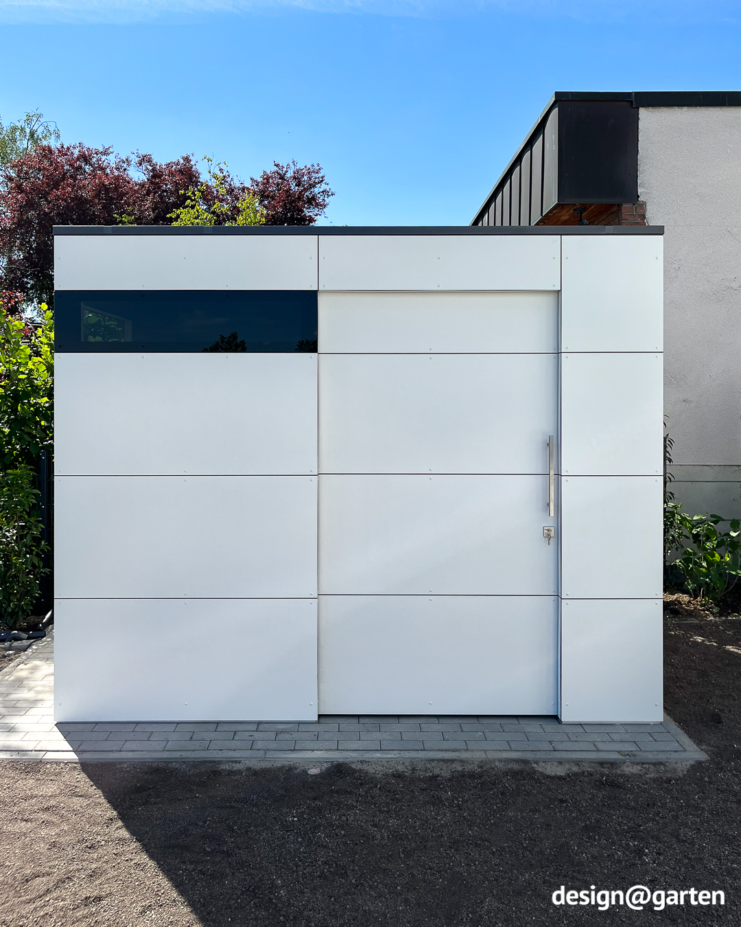 Abri blanc au bord de l'océan Atlantique près d'Arcachon